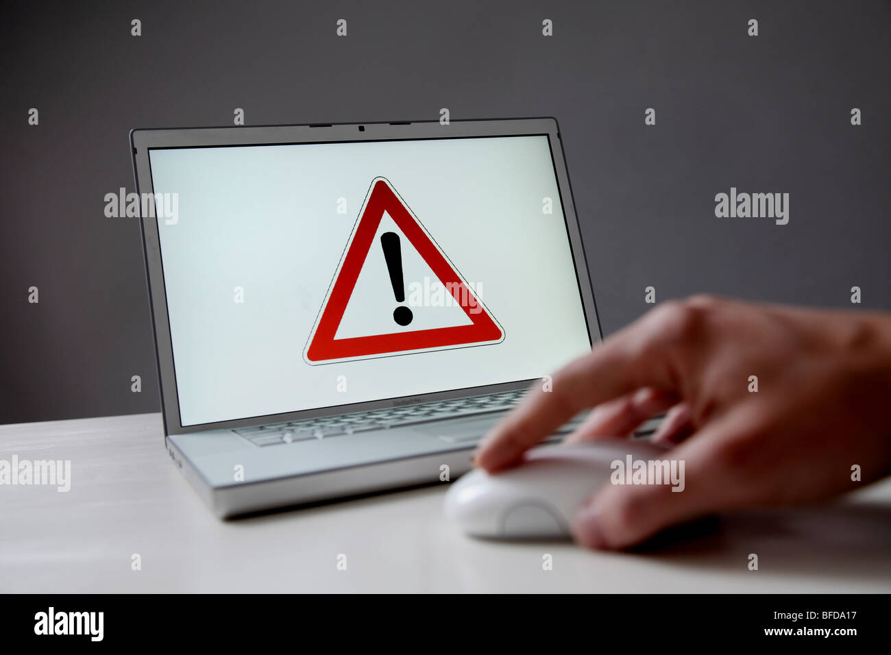 Panneau d'avertissement sur l'écran de l'ordinateur Banque D'Images