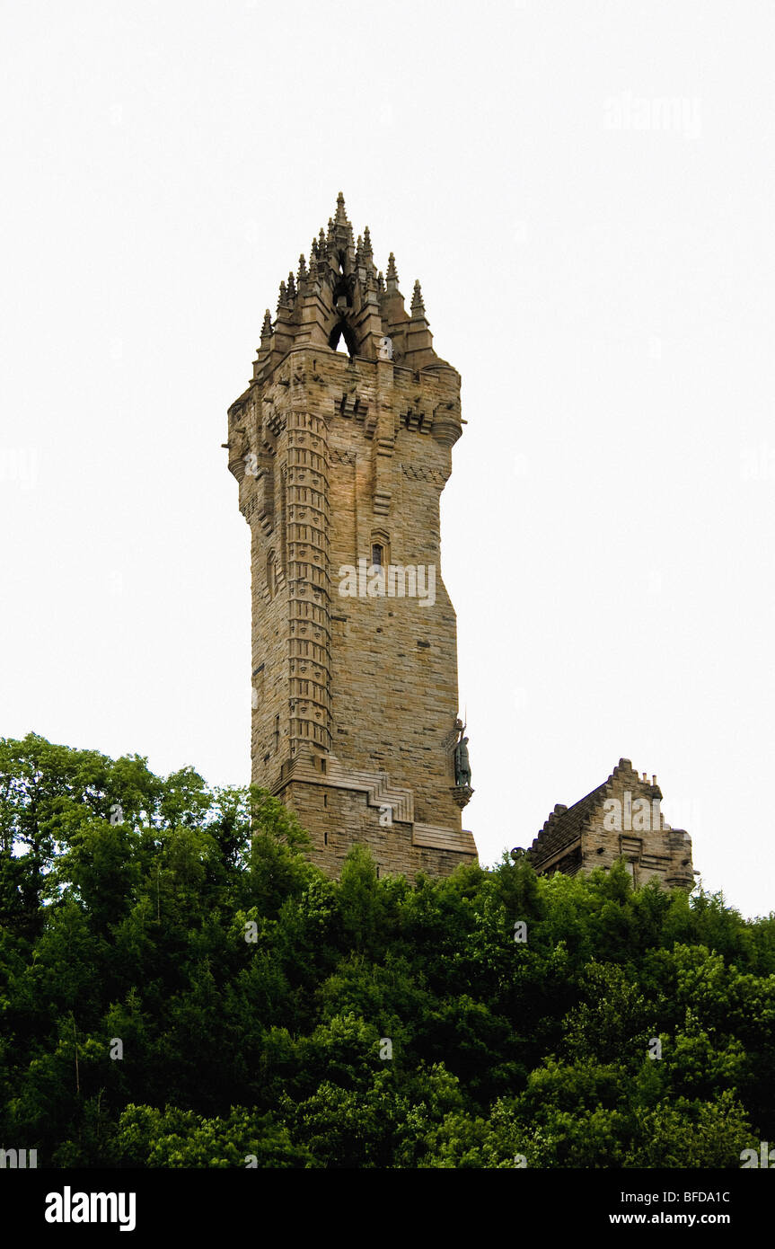 Vue sur le monument Wallace avec arbres de l'abbaye de Craig en premier plan. Écosse. Banque D'Images