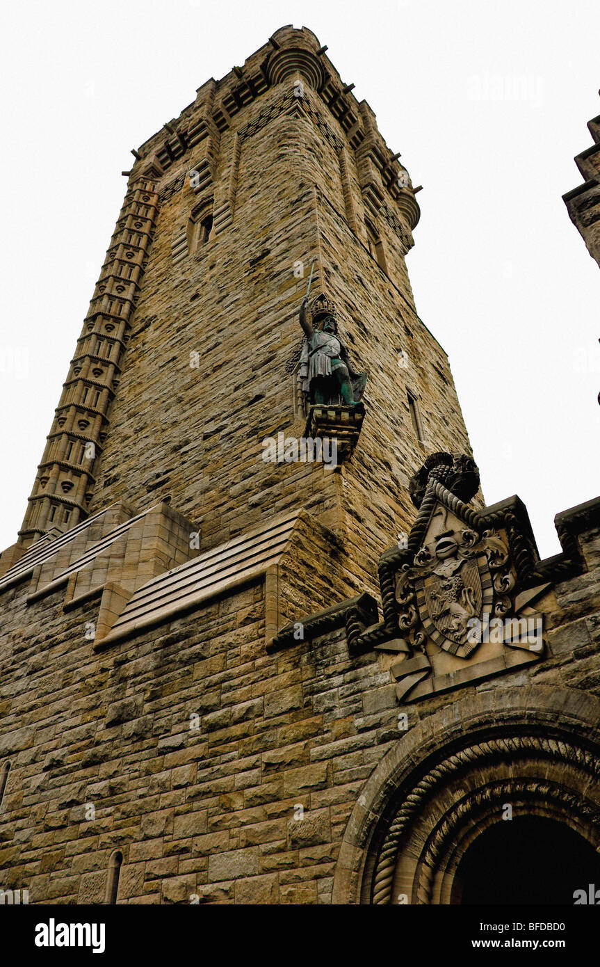 Vue sur le monument Wallace tourné sous un angle bas en direction de la statue Stevenson en bronze de William Wallace. Banque D'Images