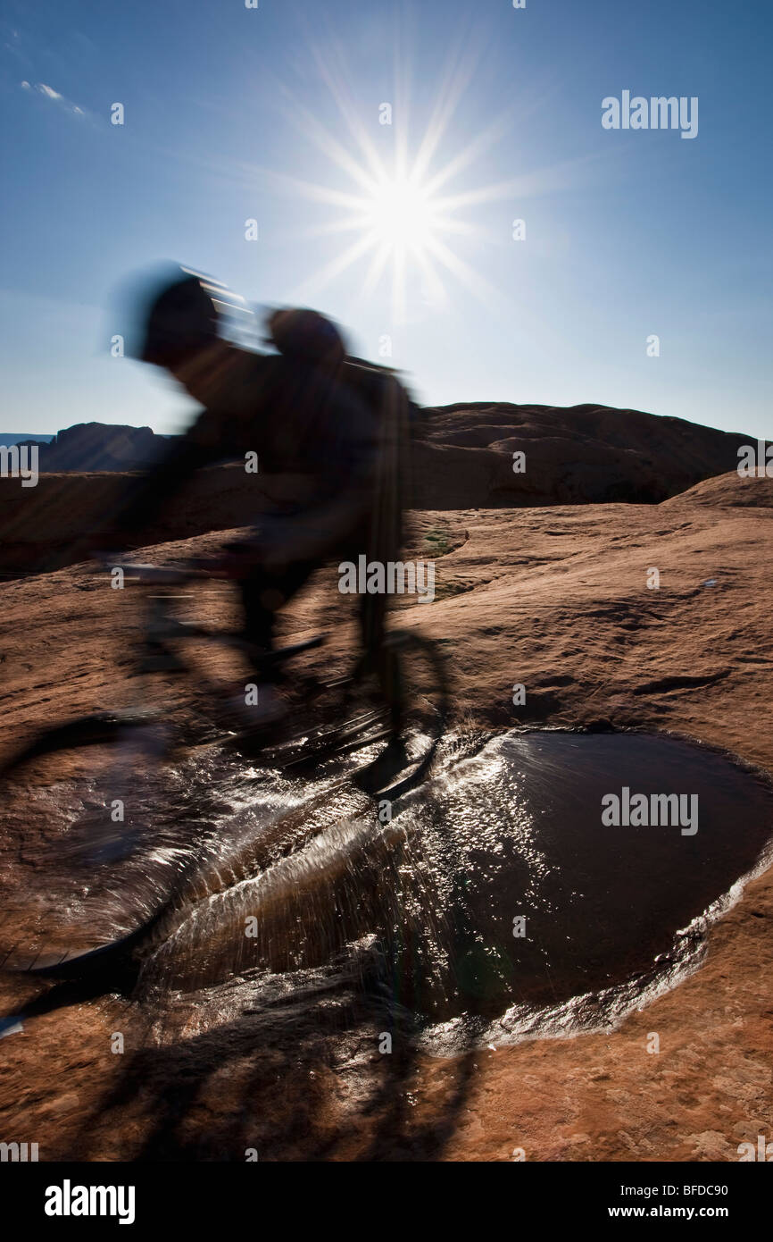 Vélo de montagne équitation sur la piste de slickrock Moab, Utah. (Motion Blur) Banque D'Images