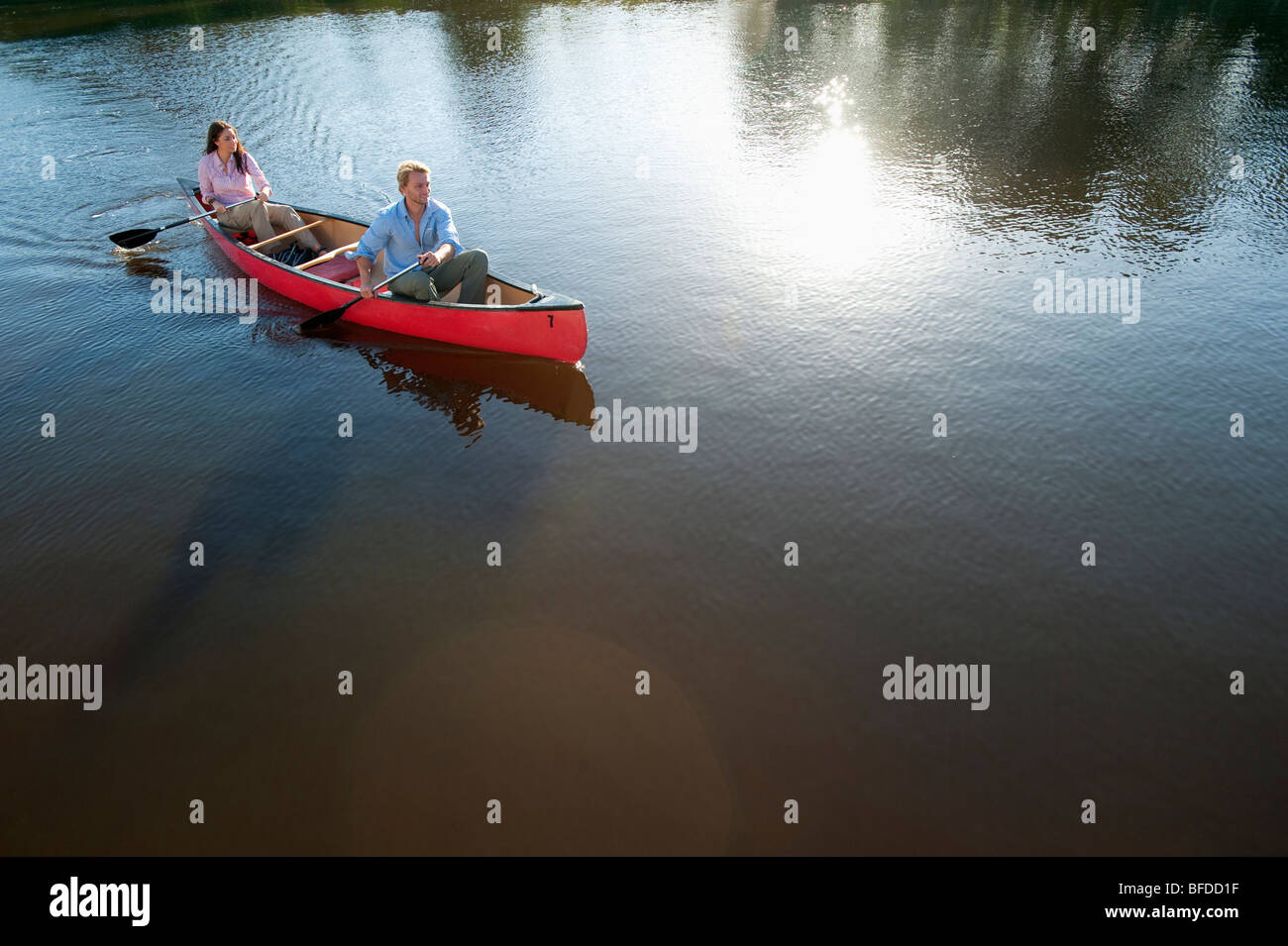 Un couple des pagaies un canot dans le parc national des Everglades, en Floride. Banque D'Images