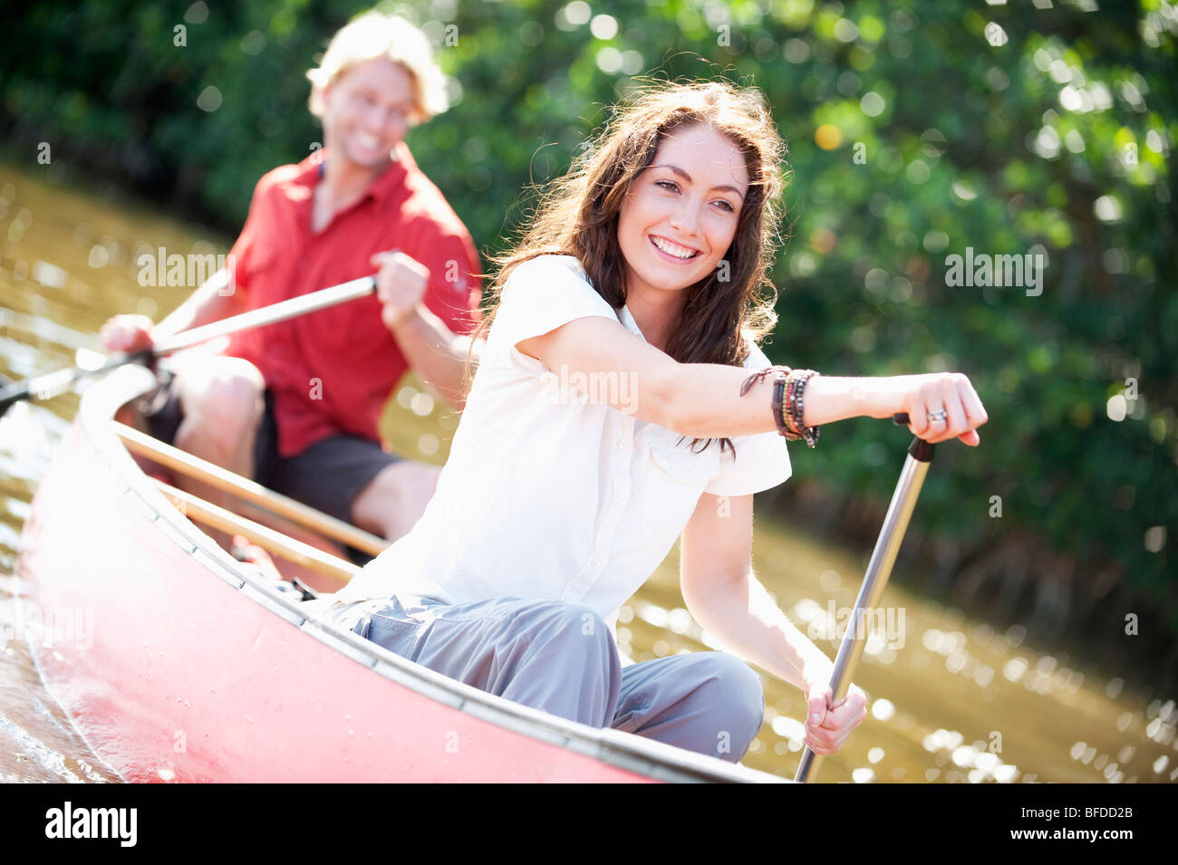 Un couple des pagaies un canot dans le parc national des Everglades, en Floride. Banque D'Images