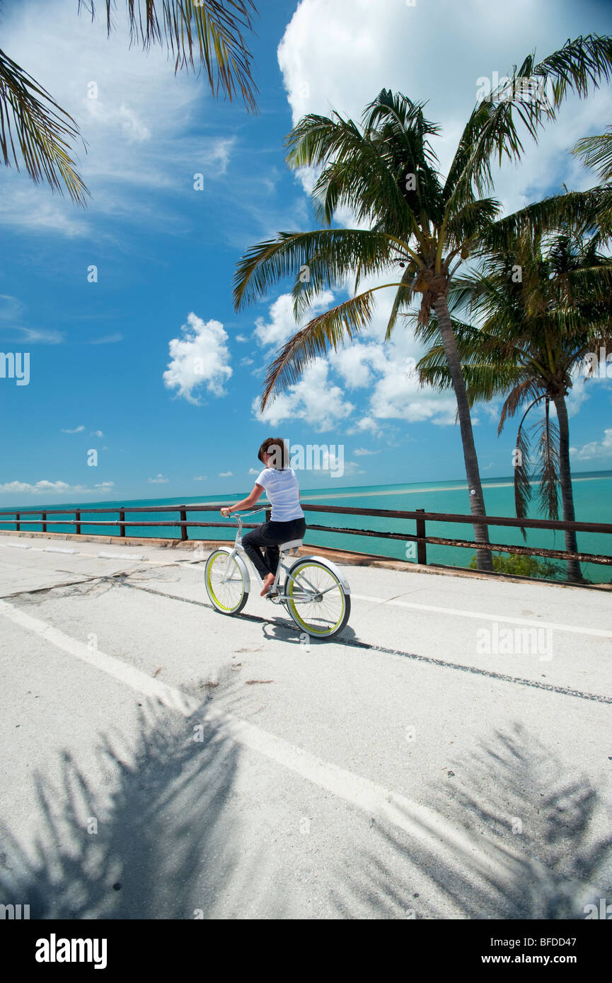 Une femme conduit une location en Floride. Banque D'Images