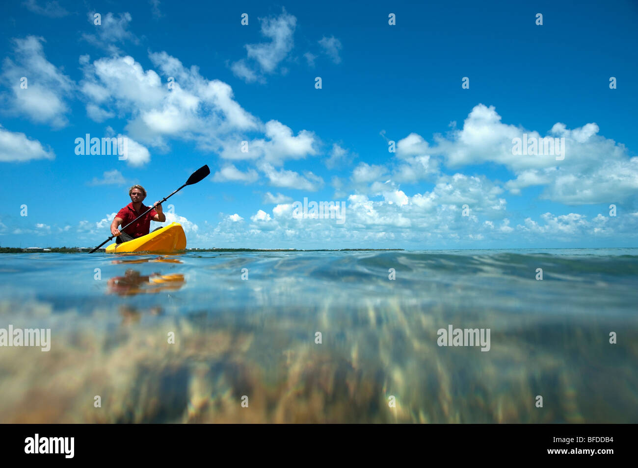 Un homme des kayaks en Floride. Banque D'Images