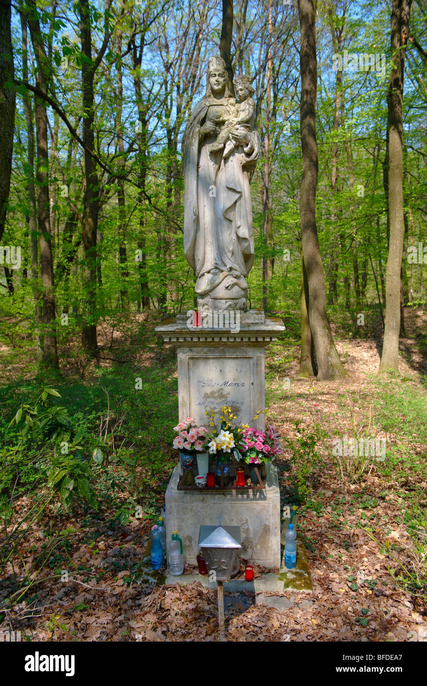 Staue religieuse de Marie dans la forêt près de Koszeg, Hongrie Banque D'Images