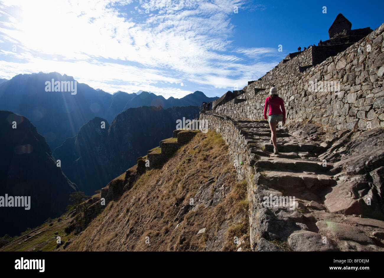 Un adolescent se présente un vieil escalier donnant sur une vallée escarpée qu'elle visite le site d'une civilisation perdue. Banque D'Images