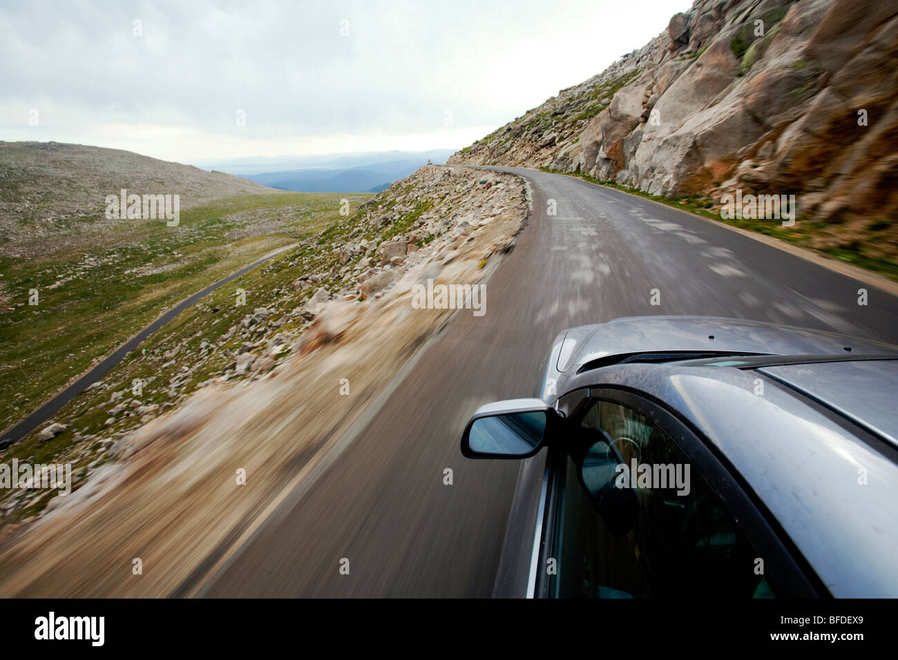 Une voiture conduit vers le bas l'étroite Mount Evans Scenic Byway du 8 aout 2009. Banque D'Images