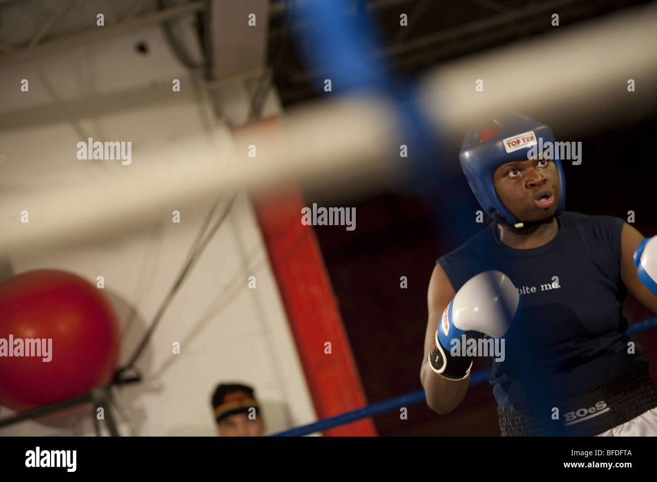 Boxer en combat de boxe, Toronto, Ontario Banque D'Images