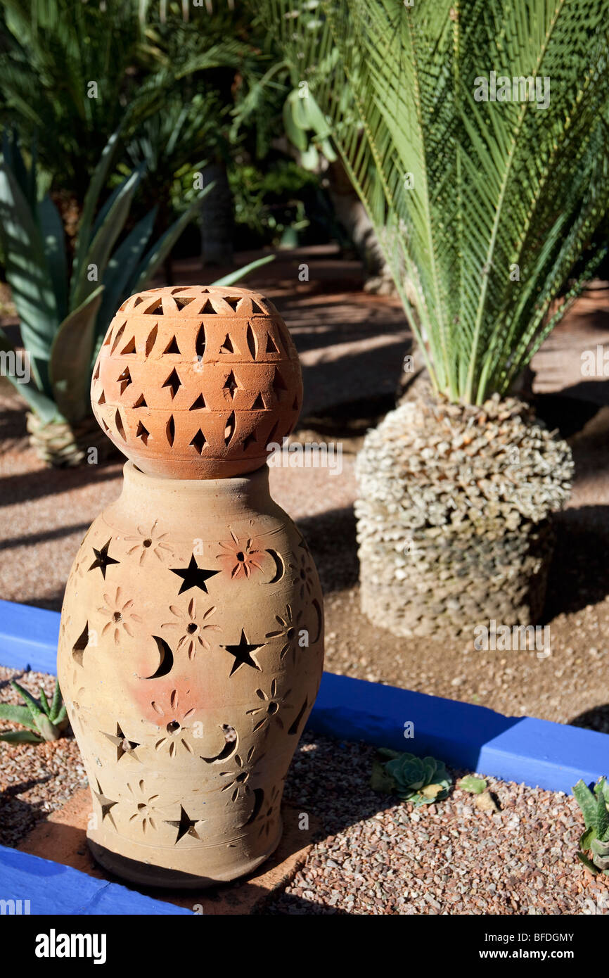 Détail de la lanterne en terre cuite, jardin Majorelle, Gueliz, Marrakech,  Maroc Photo Stock - Alamy