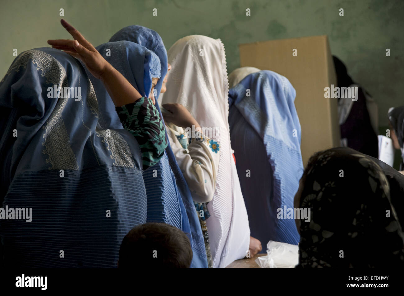 Les femmes afghanes au vote à l'élection présidentielle de 2009 et législatives de Mazar-i Sharif, Afghanistan Banque D'Images