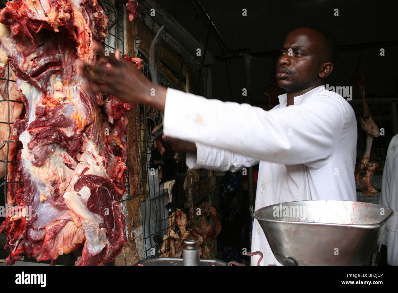L'étal du boucher à Arusha, Tanzanie du Marché Central Banque D'Images