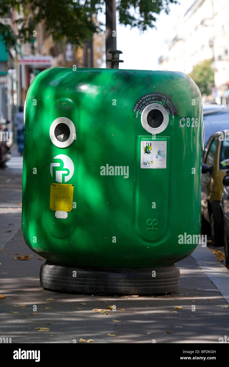 Bac de recyclage du verre en bordure de rue à Paris, France. Banque D'Images