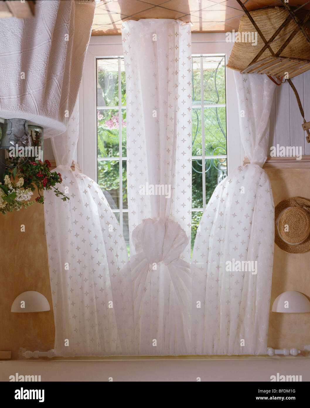 Rideaux voile blanc tacheté sur windows français en pays salle à manger Banque D'Images