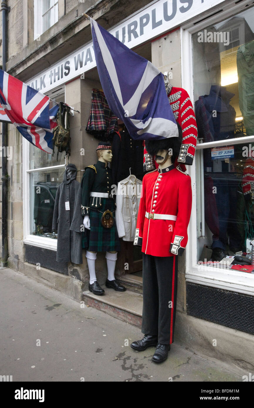 Marche en surplus d'armée et vêtements militaires shop dans le Berwickshire  Coldstream Ecosse l'accueil des Coldstream Guards Photo Stock - Alamy