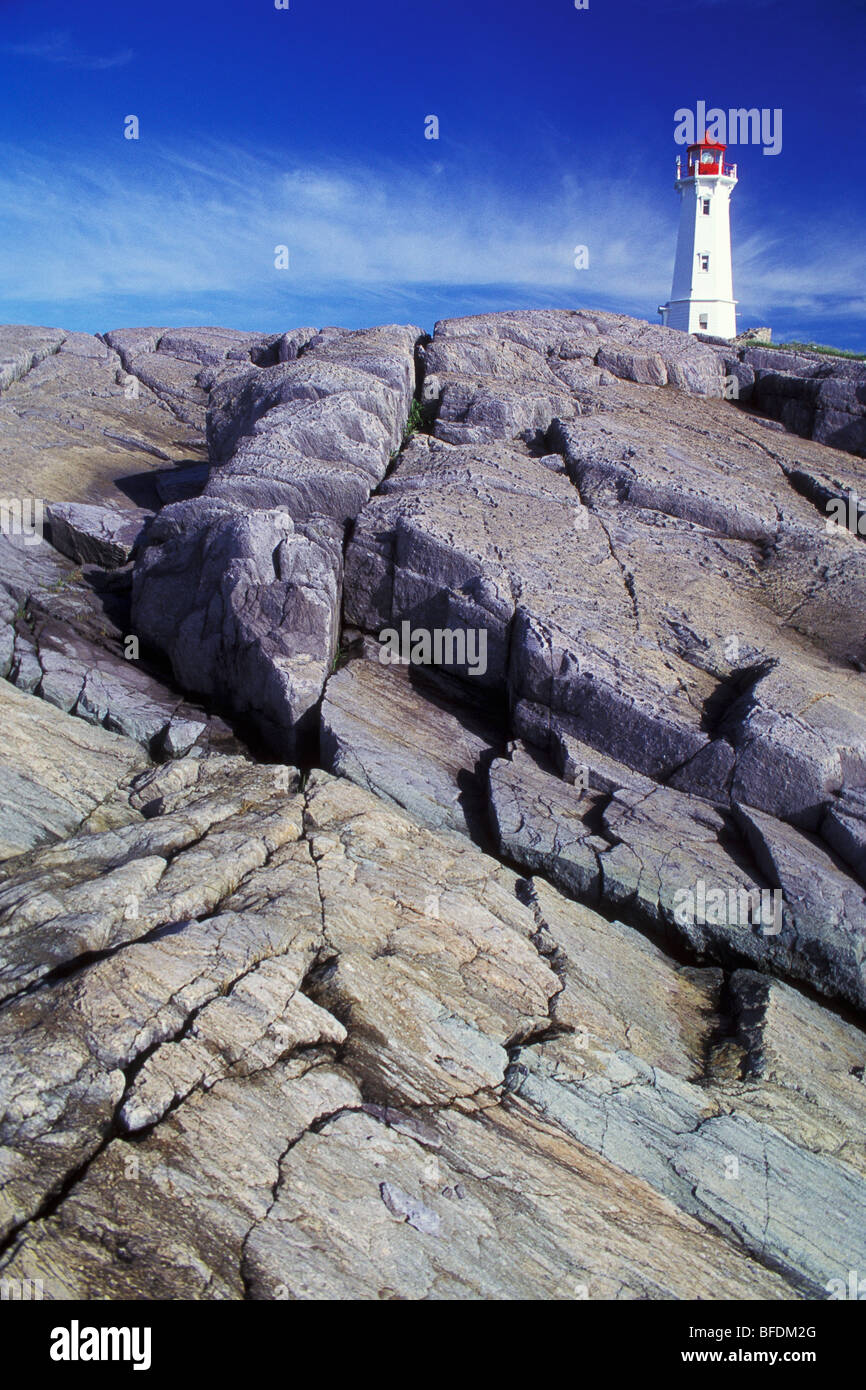 Le phare sur la côte rocheuse, Louisbourg, île du Cap-Breton, Nouvelle-Écosse, Canada Banque D'Images
