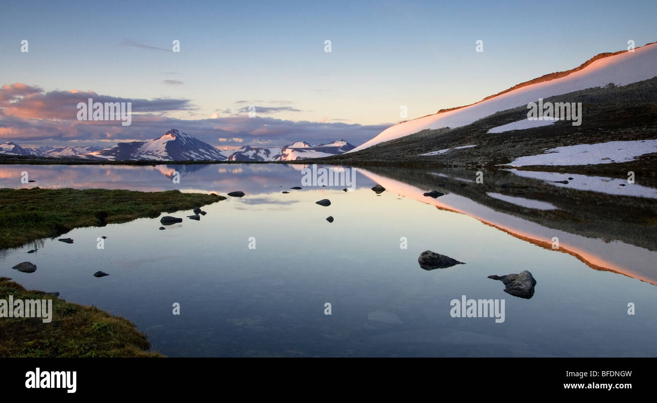 Le lever du soleil sur une alpine tarn, Coast Mountains, British Columbia, Canada Banque D'Images