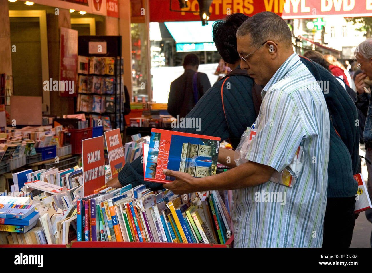 Les clients du shopping dans une librairie sur le Boulevard Saint-Michel dans le Quartier Latin de Paris, France. Banque D'Images