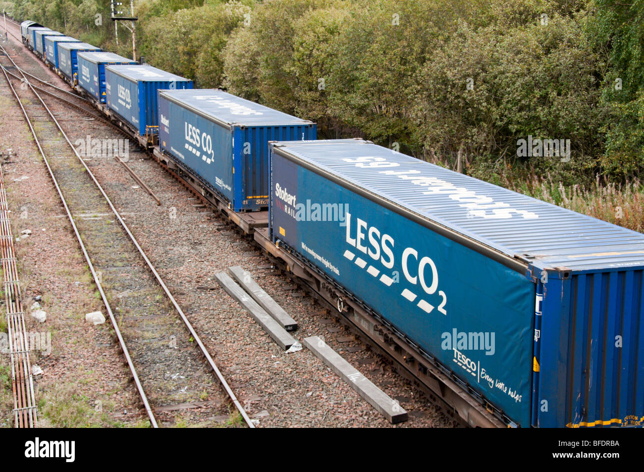 Les conteneurs de transport ferroviaire Tesco supermarché de marchandises avec moins de CO2 à Grangemouth en Ecosse Banque D'Images