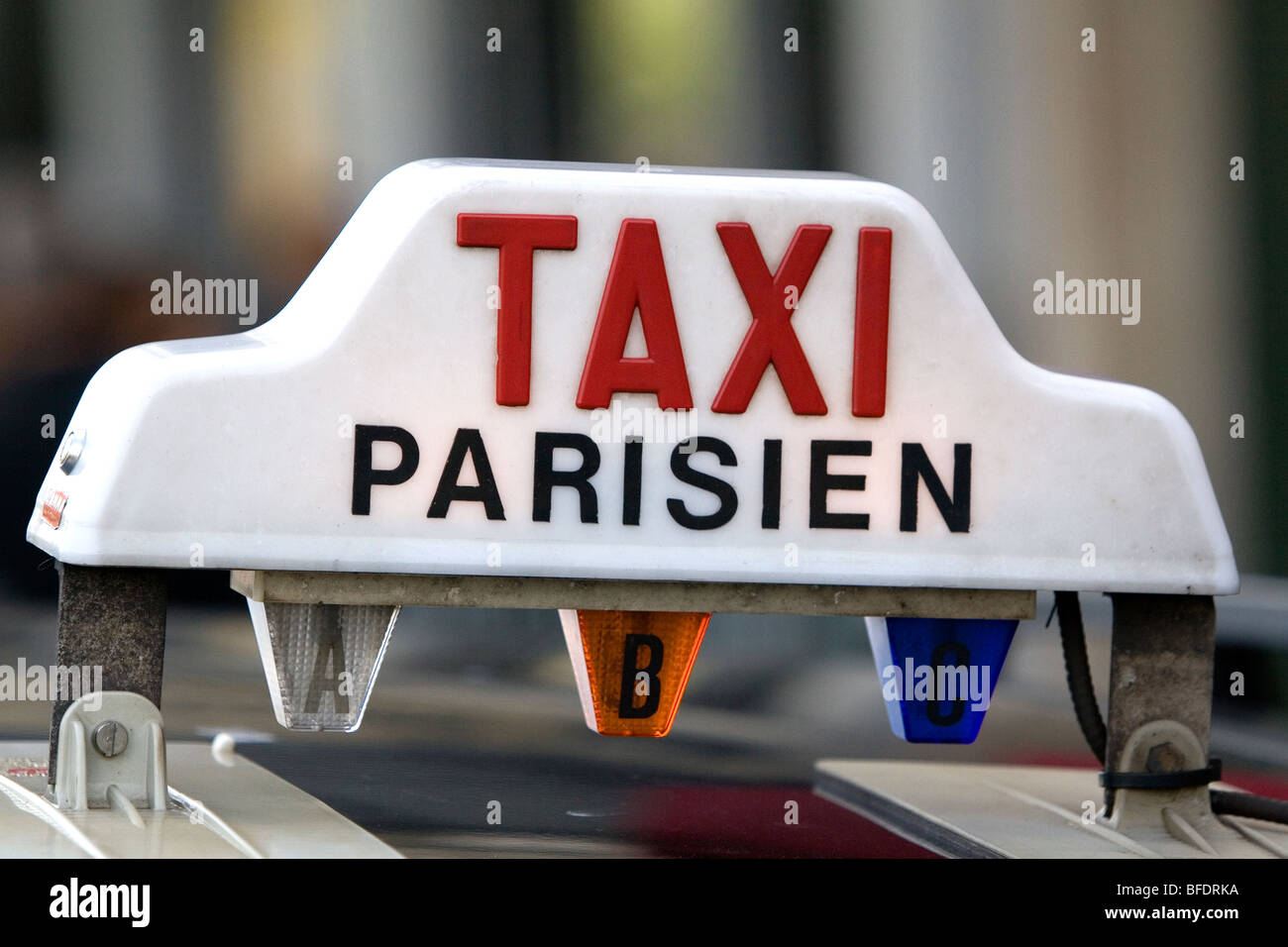 Inscrivez-vous sur un taxi dans Paris, France. Banque D'Images