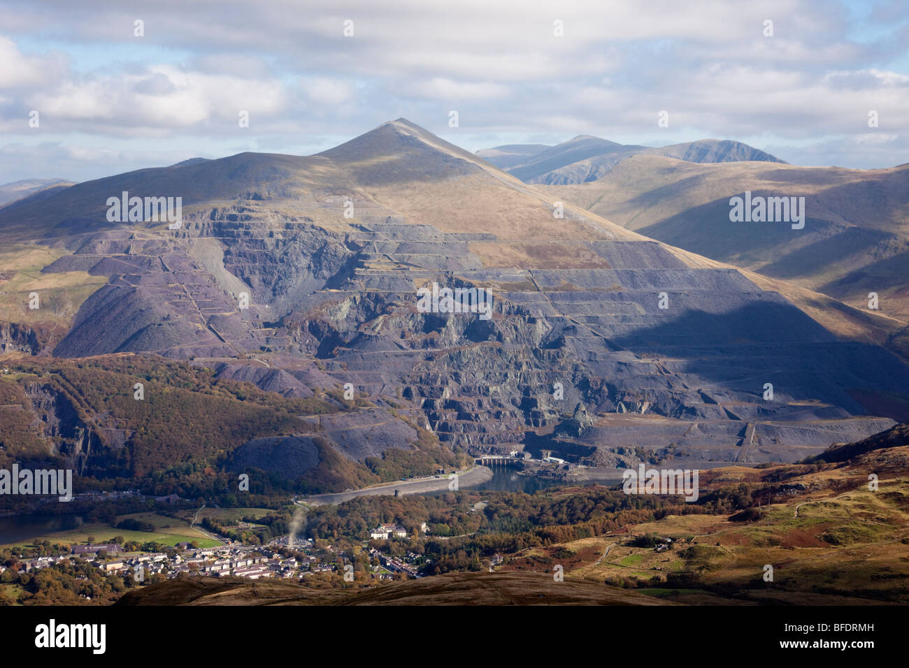 La haute vue village et montagne Fawr Elidir ancienne ardoisière Dinorwig désaffectées dans Snowdonia. Llanberis Gwynedd au nord du Pays de Galles au Royaume-Uni. Banque D'Images