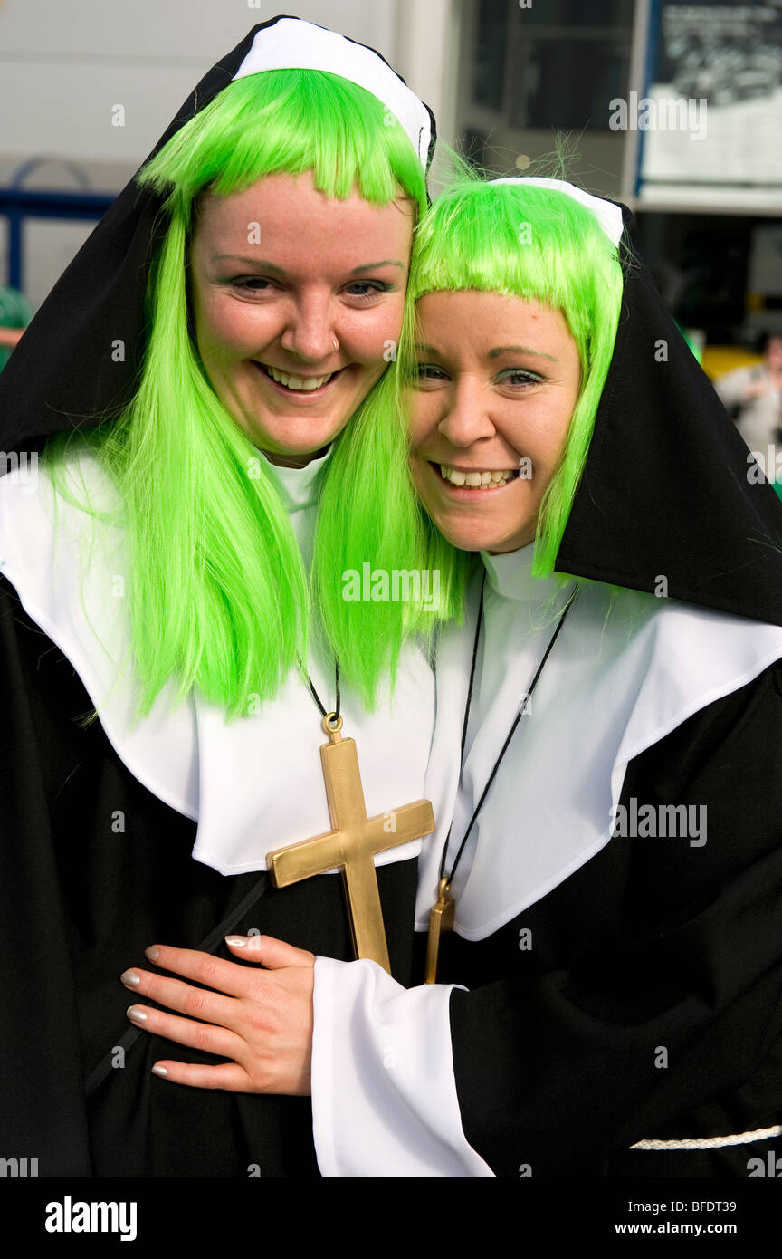 Les visiteurs d'entrer dans l'esprit de parti à la parade de la St Patrick à Digbeth Birmingham, Angleterre, RU Banque D'Images