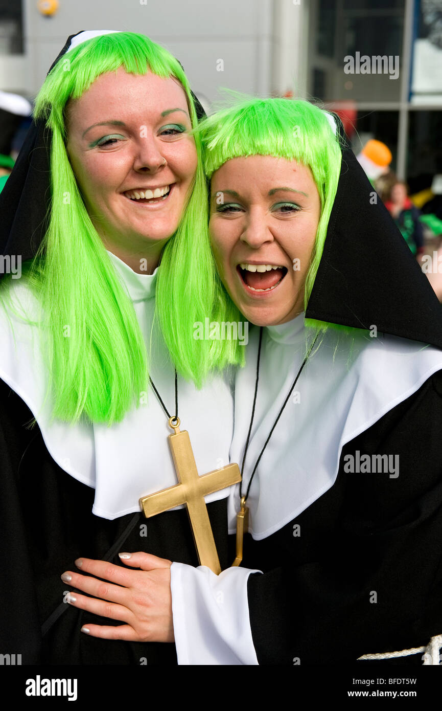Les visiteurs d'entrer dans l'esprit de parti à la parade de la St Patrick à Digbeth Birmingham, Angleterre, RU Banque D'Images
