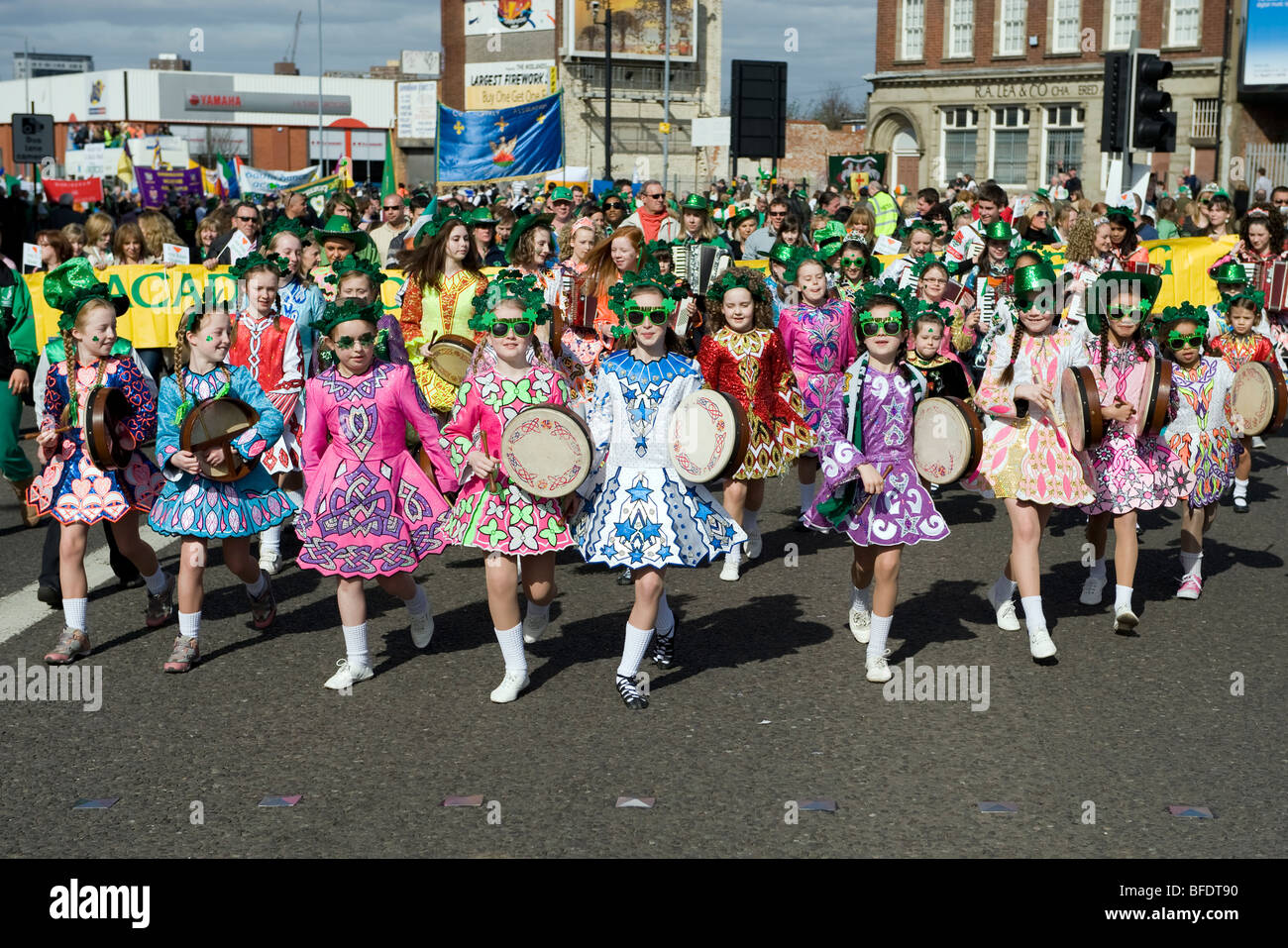 Les danseurs irlandais lors de la Parade de la St Patrick à Digbeth Birmingham, Angleterre, RU Banque D'Images