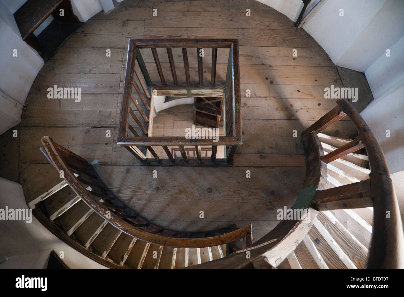 Vue vers le bas du dessus sur bois en colimaçon à l'intérieur du phare. Lindau, Bavière, Allemagne, Europe. Banque D'Images