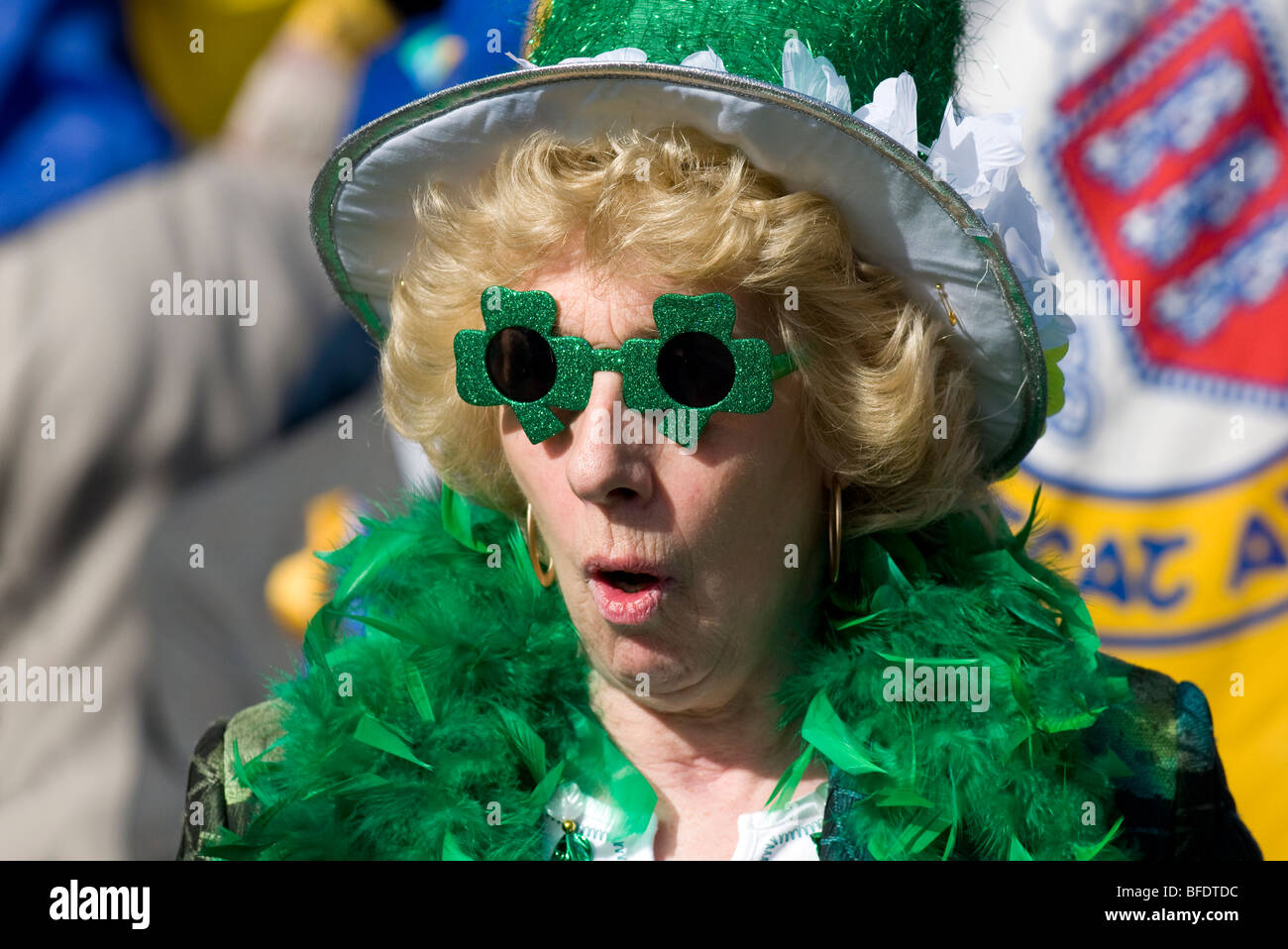 Un visiteur d'accéder à l'esprit de parti à la parade de la St Patrick à Digbeth Birmingham, Angleterre, RU Banque D'Images