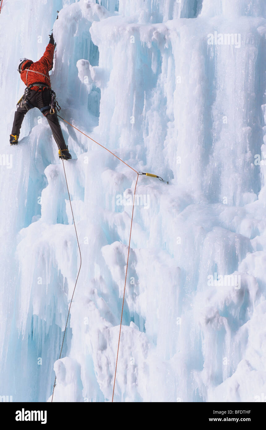 Un grimpeur sur glace l'ascendant Champignons malignes, WI 5, Ghost River, Alberta, Canada Banque D'Images