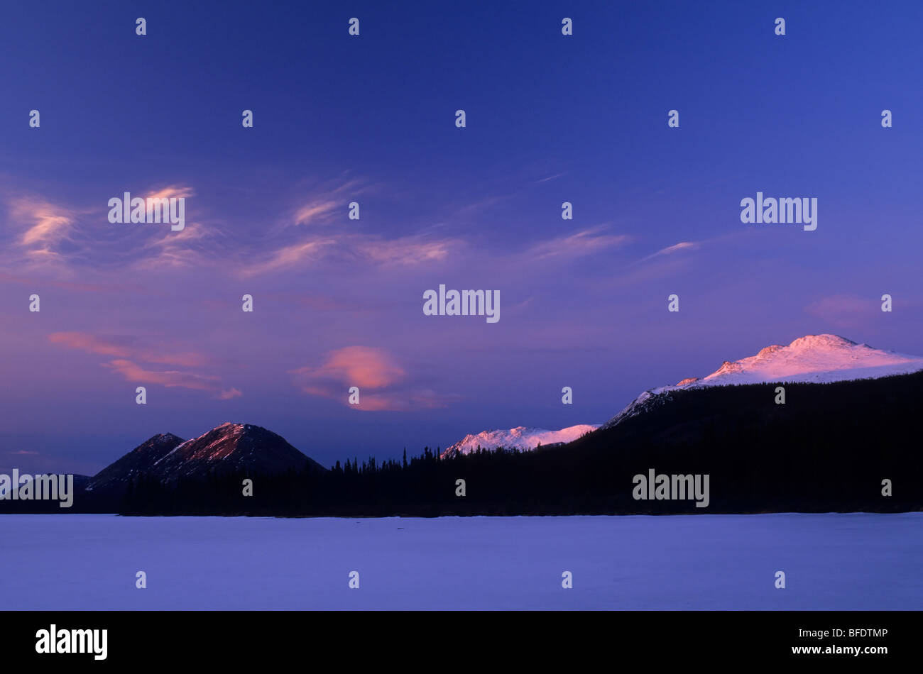 Frozen Lake McDonald au coucher du soleil, près d'Atlin, en Colombie-Britannique, Canada Banque D'Images