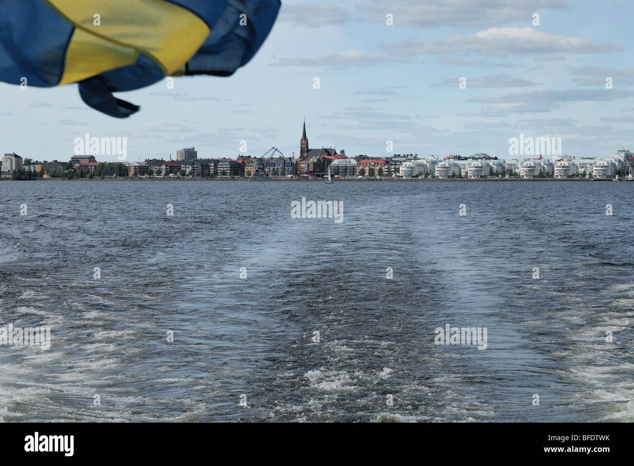 La ville de Växjö vu depuis un petit ferry. Banque D'Images