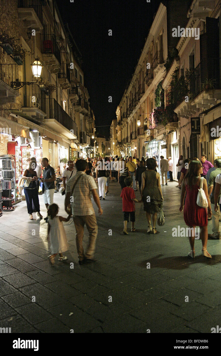 Les touristes à pied la principale rue commerçante de Taormina, Sicile, Italie, Europe Banque D'Images