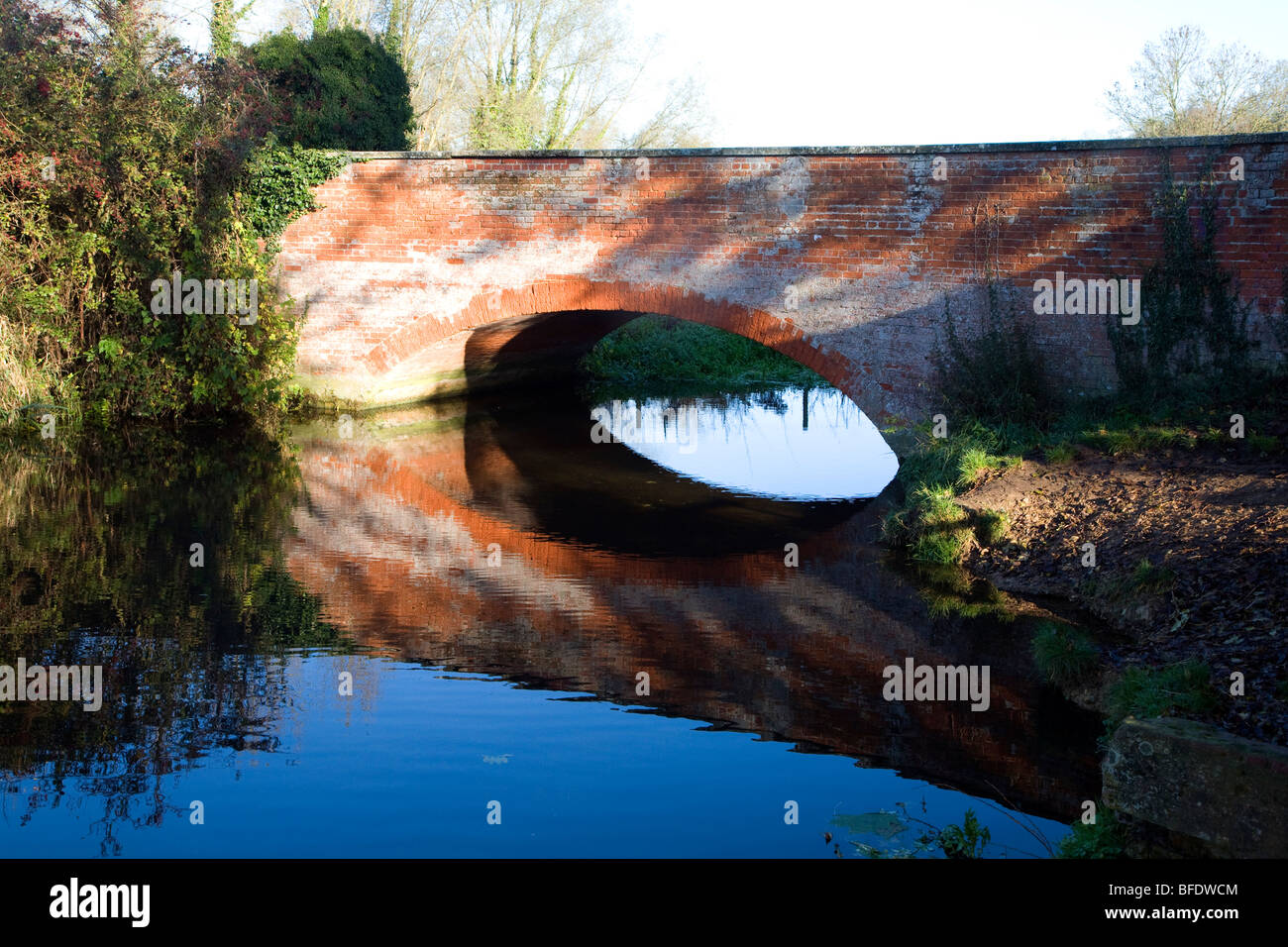 Pont rouge sur la rivière Deben, Ufford, Suffolk, Angleterre Banque D'Images