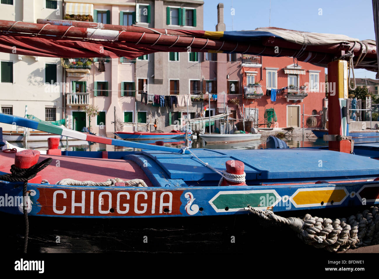 Village de pêcheurs historique de Chioggia avec des vieux bateaux de pêche. Veneto, Italie Banque D'Images