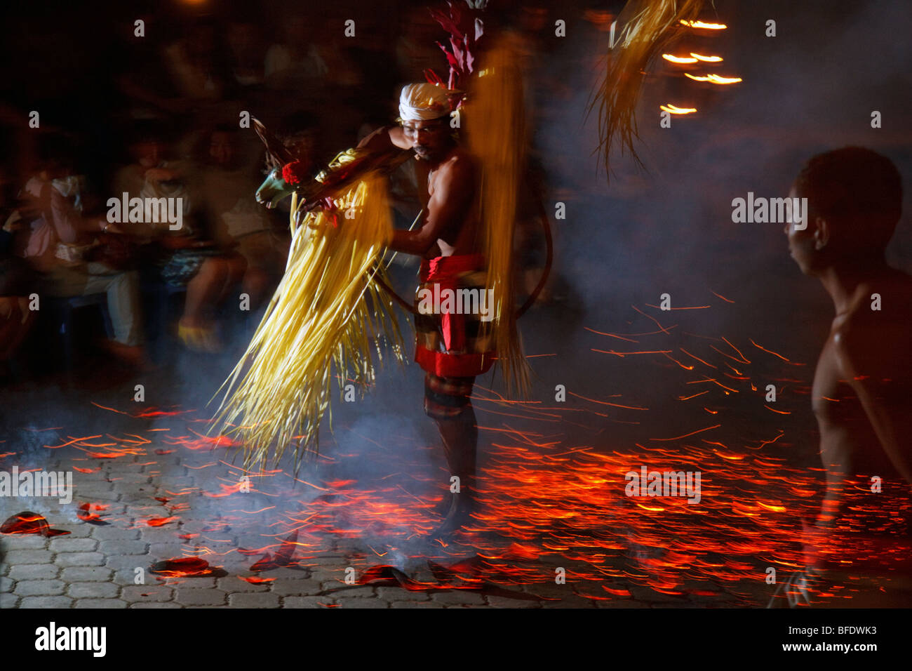 Sanghyang Jaran dance à la fin d'un spectacle de danse Kecak à Ubud, Bali Banque D'Images Sanghyang Jaran dance à la fin d'un spectacle de danse Kecak à Ubud, Bali Banque D'Images
