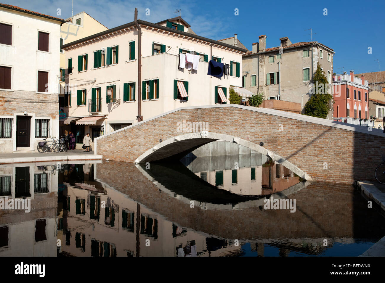 Canal Vena à Chioggia avec pont traditionnel. Veneto, Italie Banque D'Images