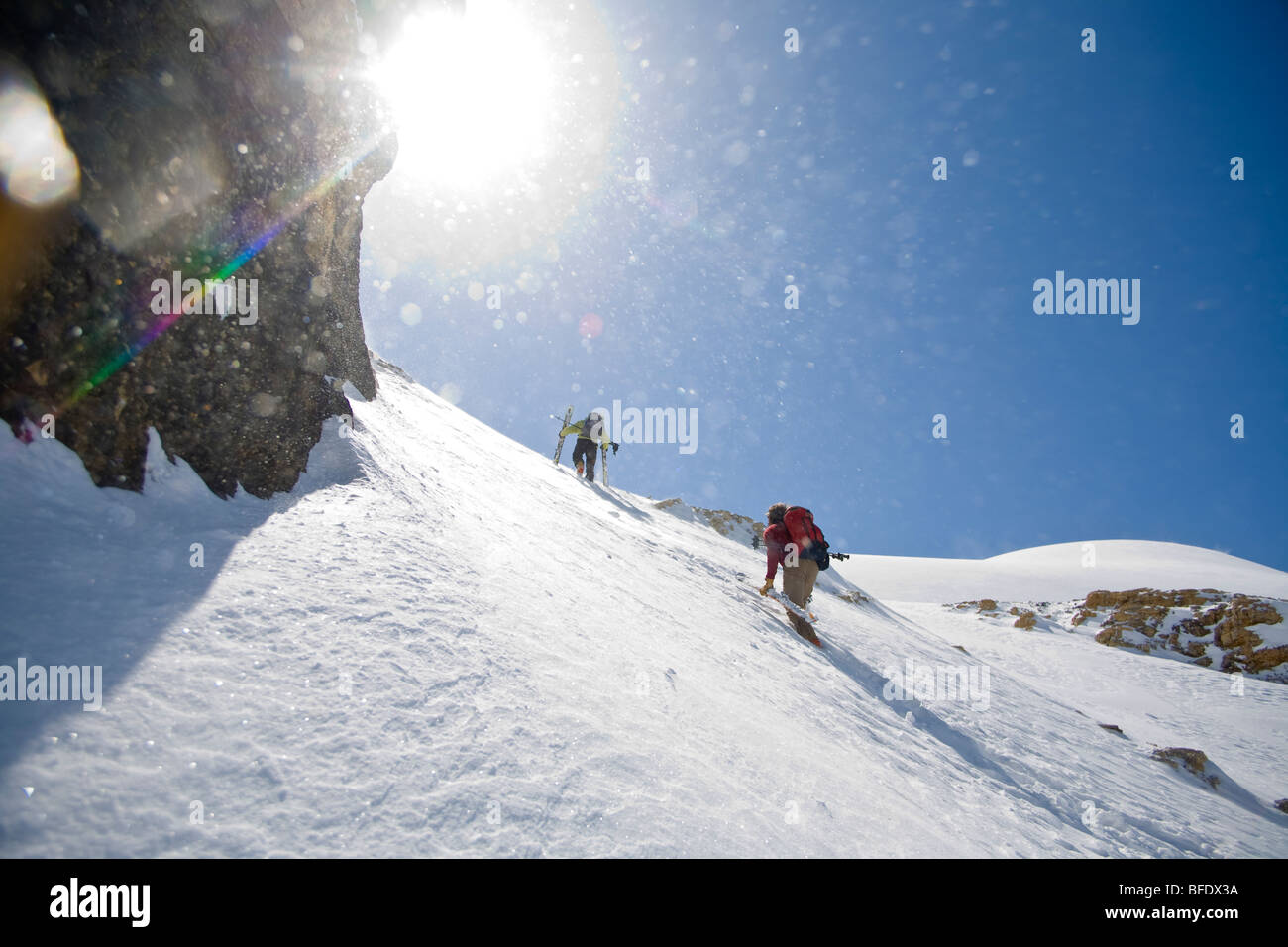Les skieurs faisant leur chemin jusqu'à la pyramide de Khéphren, Mt Blanc, promenade des Glaciers, Banff National Park, Alberta, Canada Banque D'Images