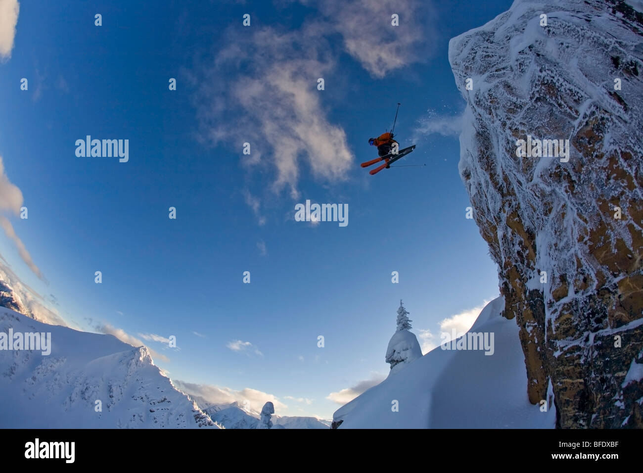 La capture d'un skieur big air dans l'arrière-pays du col Kicking Horse, Golden, Colombie-Britannique, Canada Banque D'Images