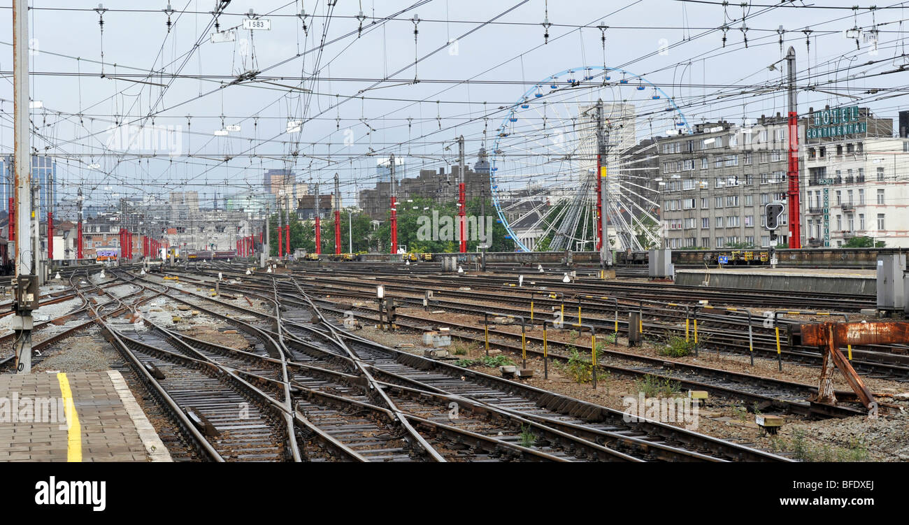 La gare du Midi de Bruxelles Sud, Bruxelles, Belgique, montrant les voies multiples et des câbles électriques aériens. Banque D'Images