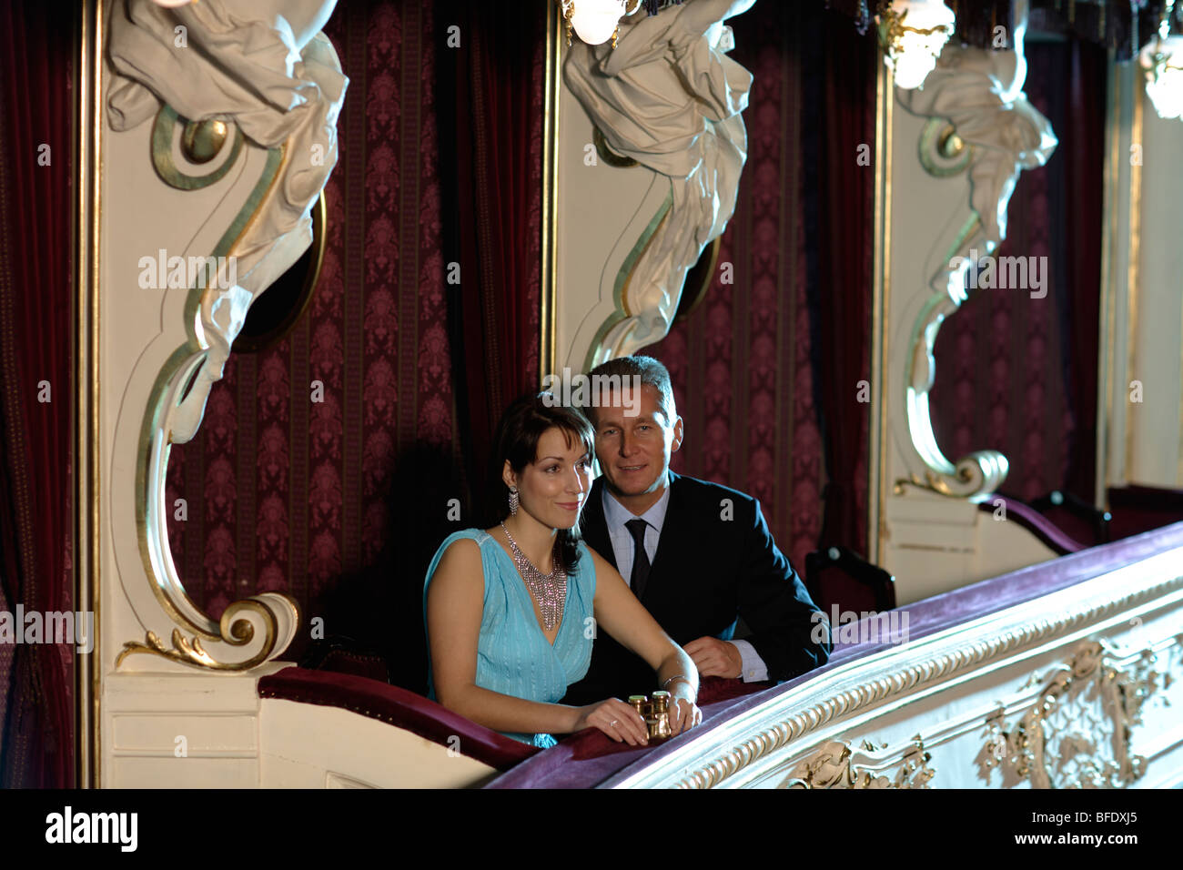 Couple dans le theatre opéra Banque D'Images