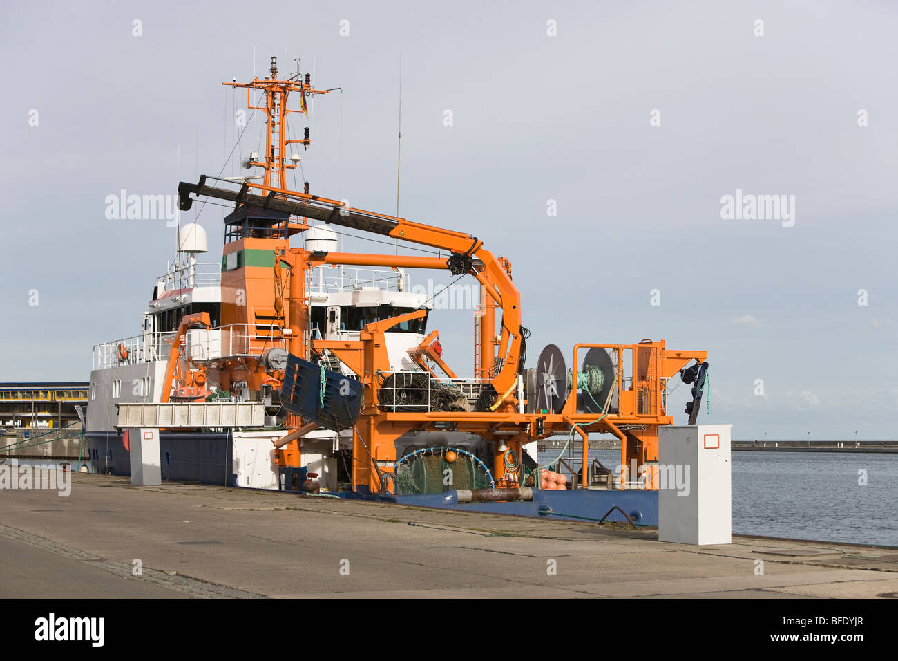 Chalutier moderne amarré dans le port de Sassnitz, Ruegen island, Allemagne Banque D'Images