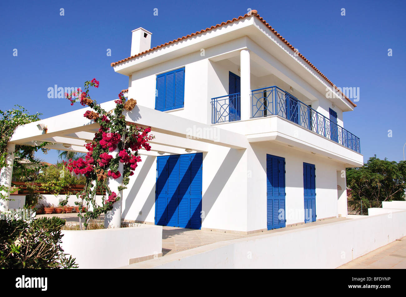 Petite villa avec des volets bleus, Ayia Napa, Chypre, District de Famagouste Banque D'Images