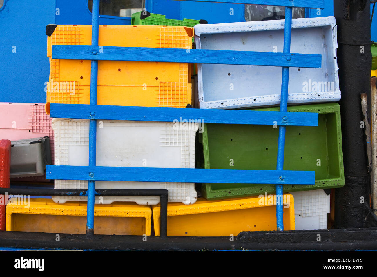 Les contenants de plastique colorés sur la coupe du poisson Banque D'Images