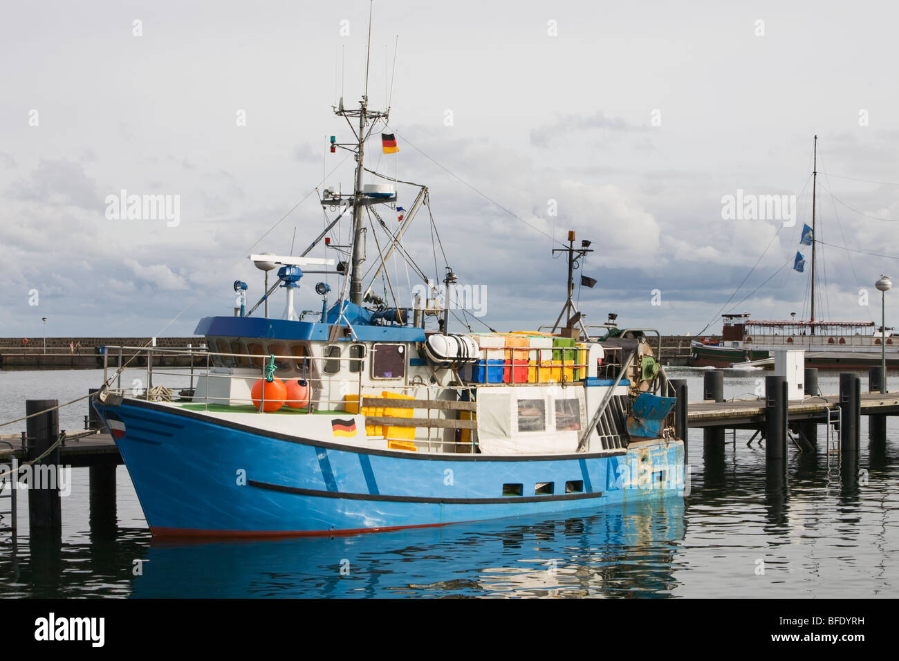 Cutter bleu amarré dans le port de Sassnitz, Ruegen island, Allemagne Banque D'Images