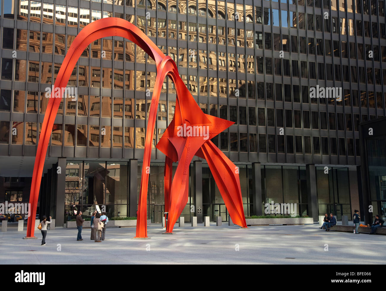 Flamingo sculpture d'Alexander Calder, un stabile dans le gouvernement fédéral Plaza en face du Kluczynski Federal Building à Chicago Banque D'Images
