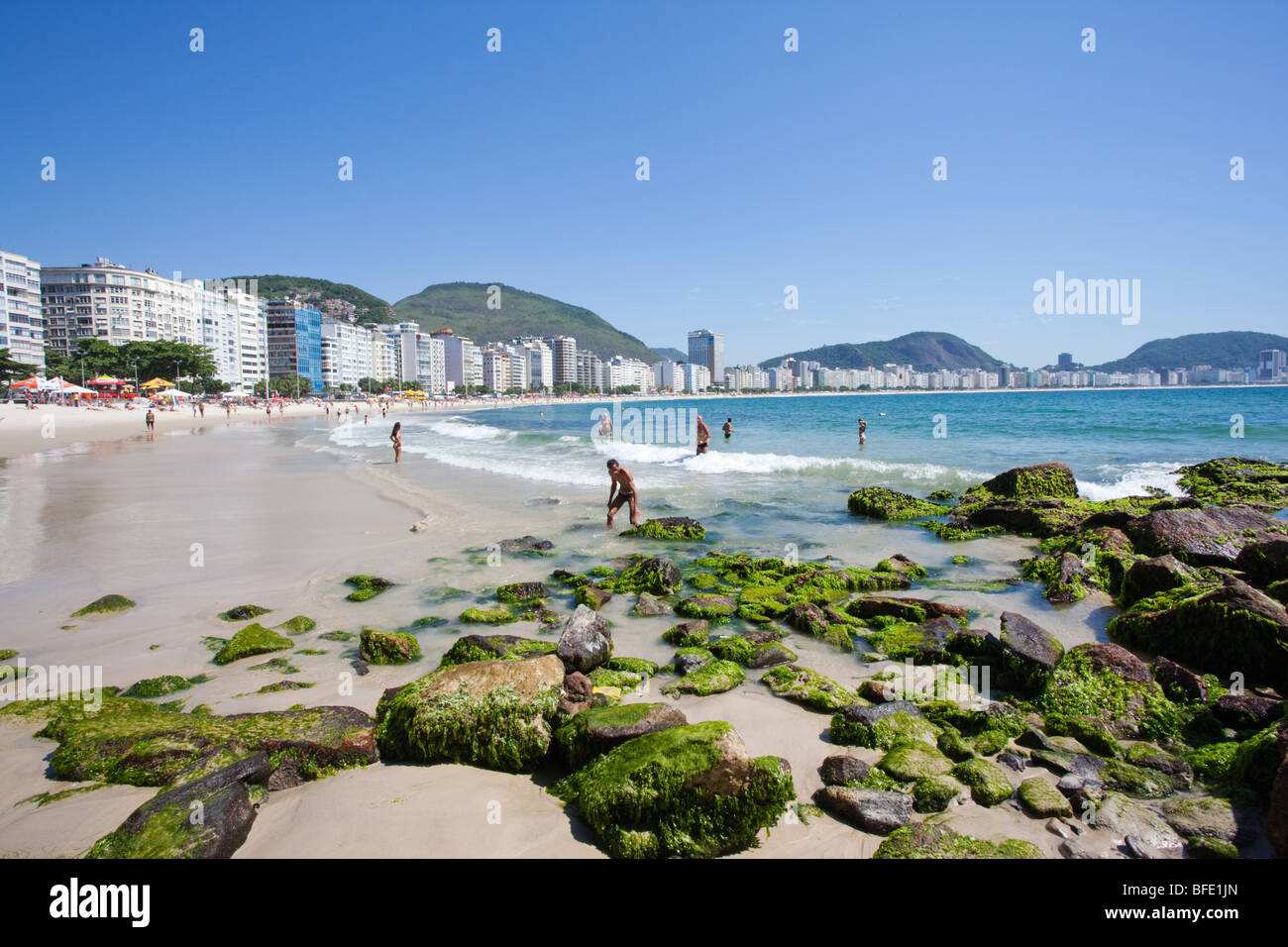 Journée ensoleillée à la plage de Copacabana Rio de Janeiro Banque D'Images