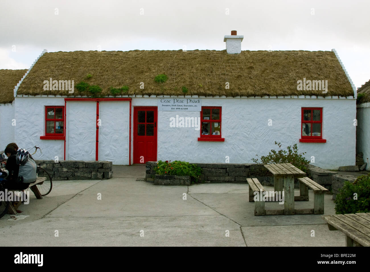 Enseigner la tourbe Phaidi - Chaumière irlandaise traditionnelle fonctionne comme une boutique touristique, Dun Aonghus, Mor Aran Co., Galway, Irlande Banque D'Images