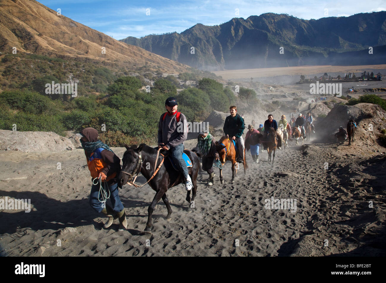 Touriste étranger en cours sur les chevaux pour le Mont Bromo volcan de Java, Indonésie Banque D'Images