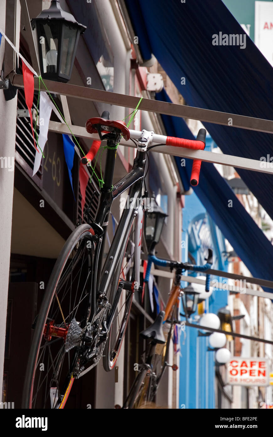 Une bicyclette est de mettre fin à l'extérieur d'une boutique, Smithfield London England UK Banque D'Images